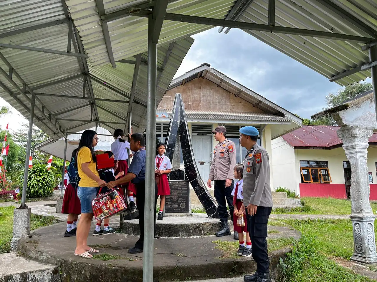Menciptakan Rasa Aman di Sekolah, Polsek Tompaso Intensifkan Patroli dan Beri Himbauan Kamtibmas